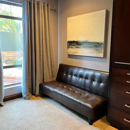 Tredenham Boutique Hotel Bloemfontein Luaran gambar A futon sofa