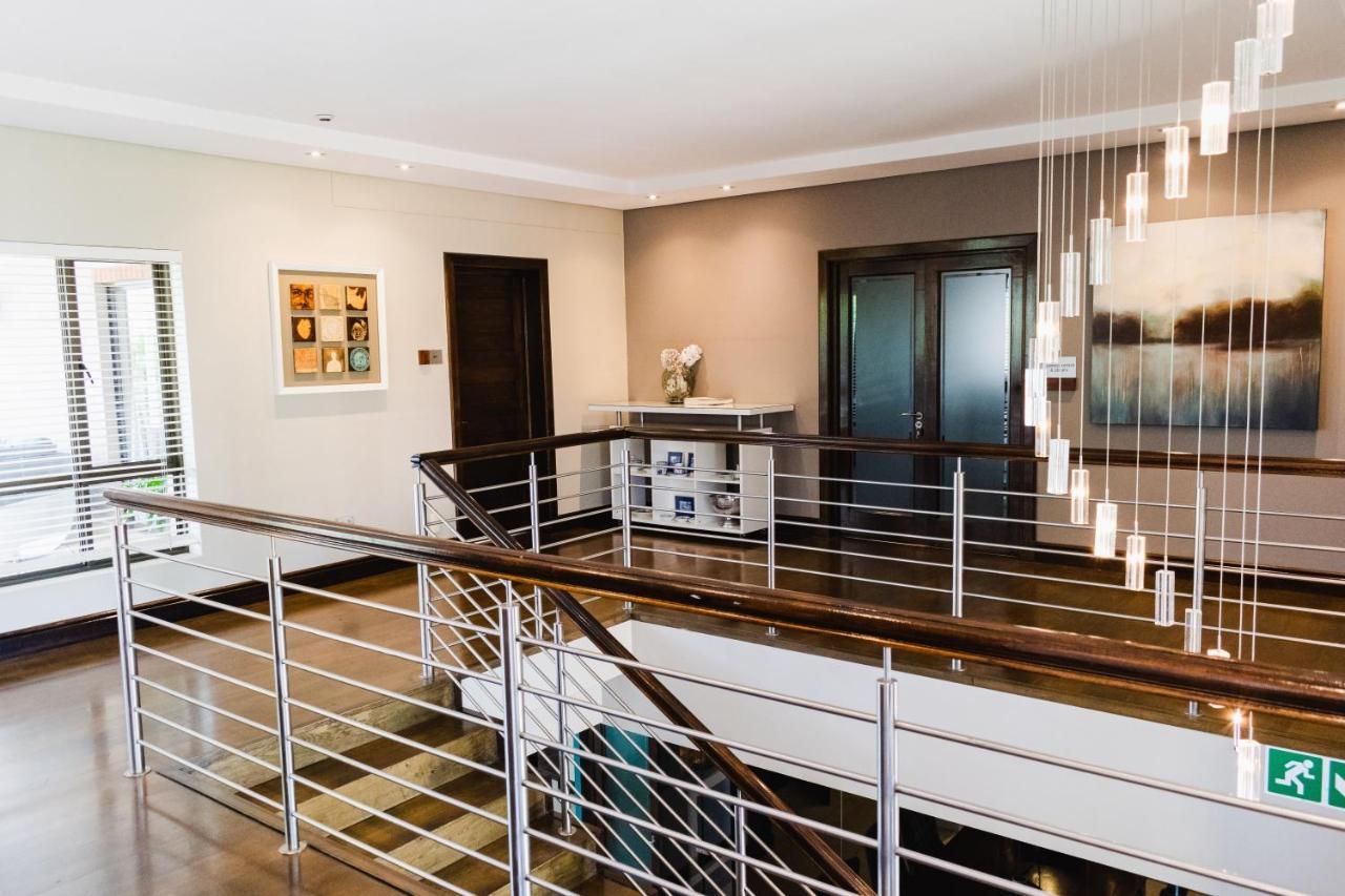 Tredenham Boutique Hotel Bloemfontein Luaran gambar Stainless steel handrail