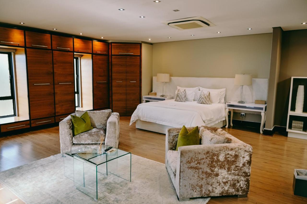 Tredenham Boutique Hotel Bloemfontein Luaran gambar A bedroom at the Taj Mahal Palace