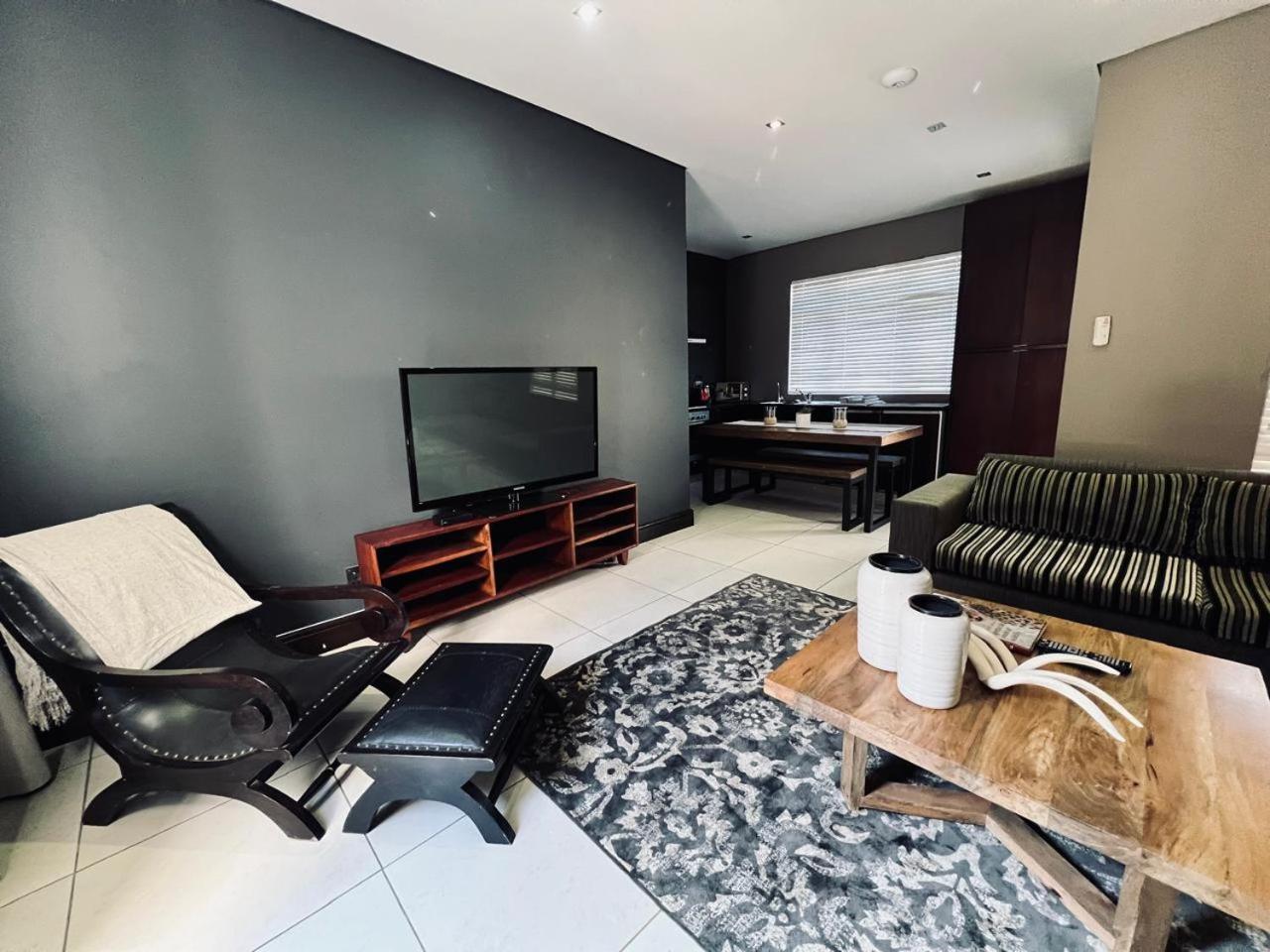 Tredenham Boutique Hotel Bloemfontein Luaran gambar A living room in a condominium