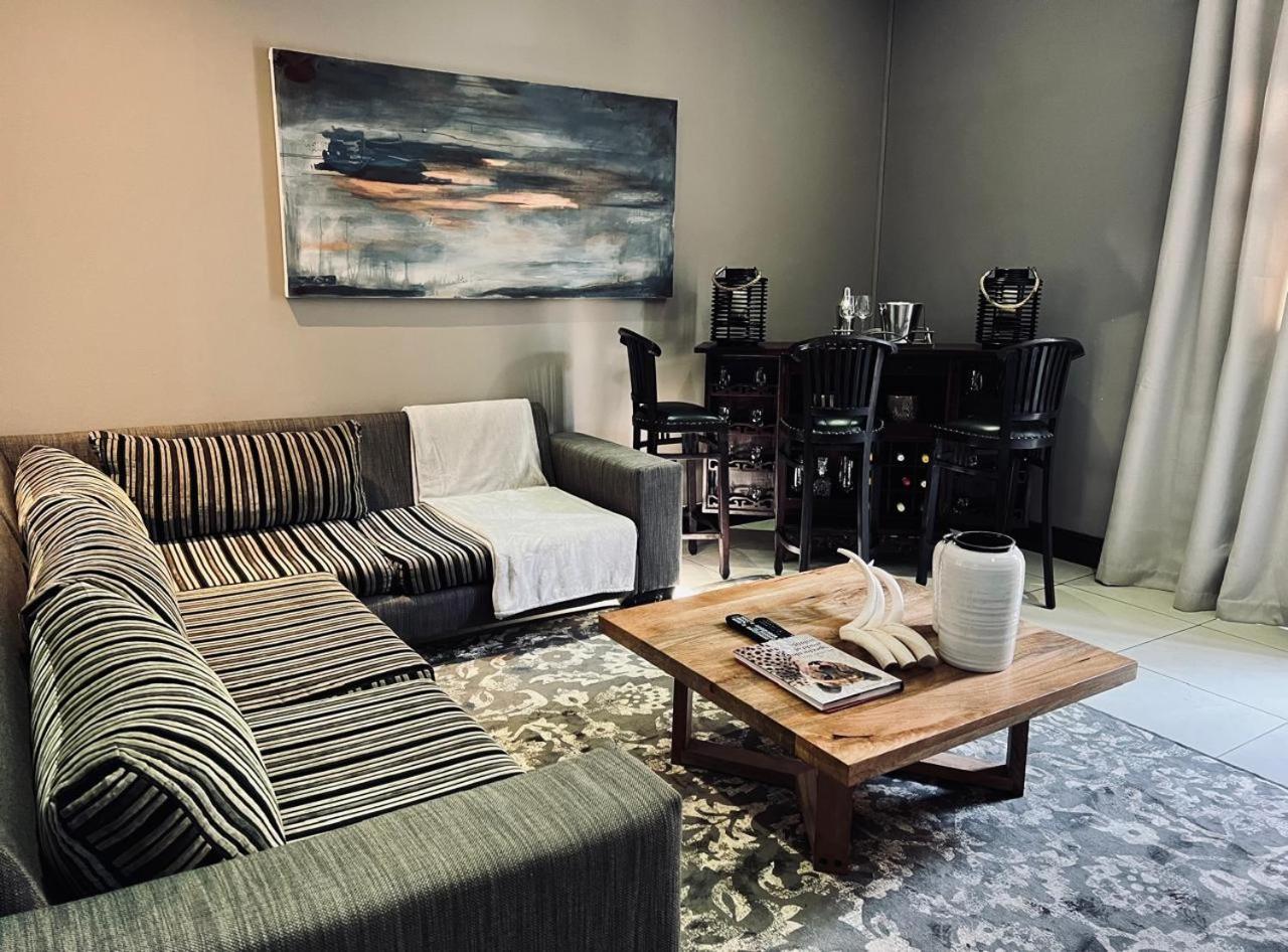 Tredenham Boutique Hotel Bloemfontein Luaran gambar A living room in a condominium