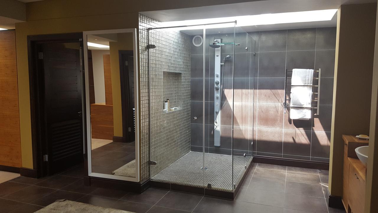 Tredenham Boutique Hotel Bloemfontein Luaran gambar A shower with a fixed shower head