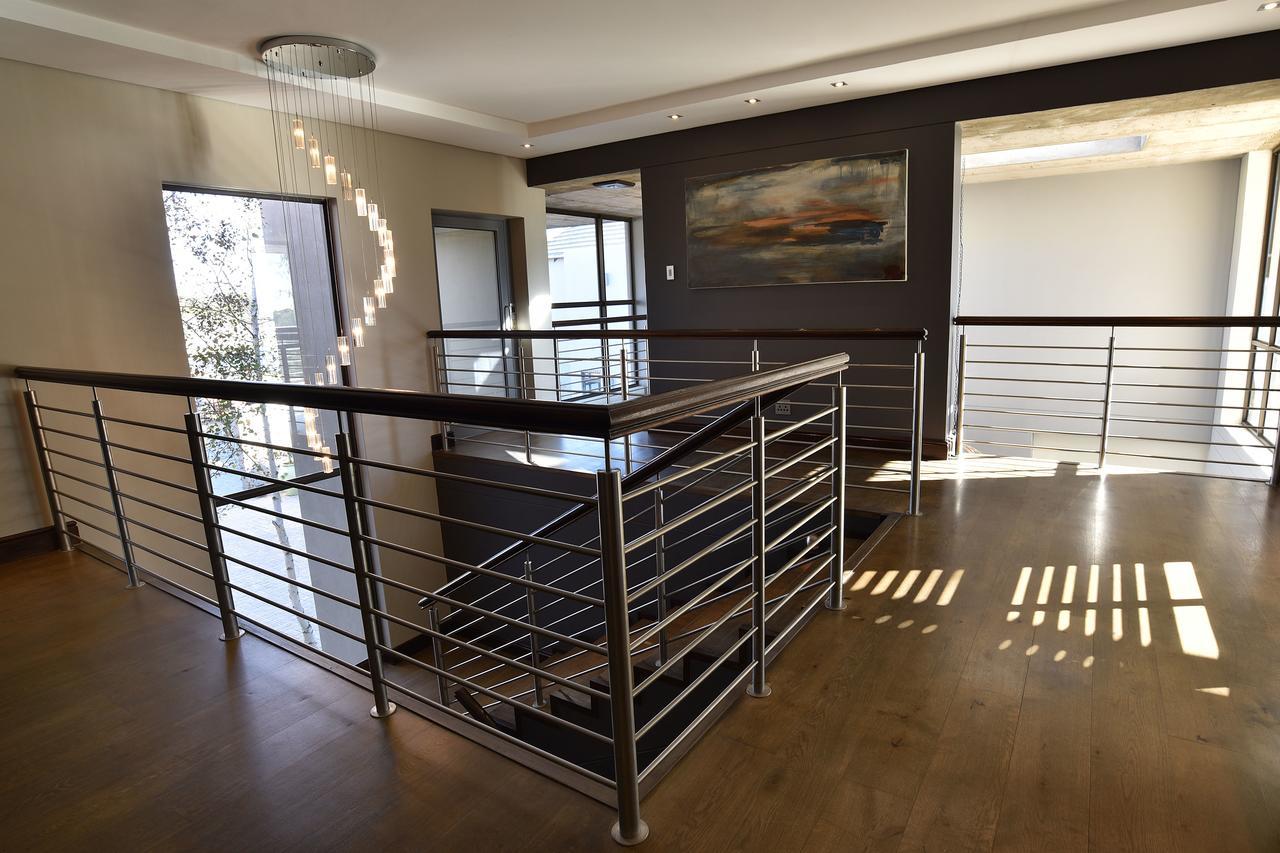 Tredenham Boutique Hotel Bloemfontein Luaran gambar Stainless steel handrail